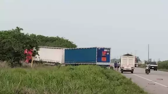 Un fuerte choque en la carretera Sabancuy-Isla Aguada dejó grave al conductor de una camioneta.
