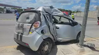 Conductor pierde la vida al impactare contra un poste de luz en  Cancún