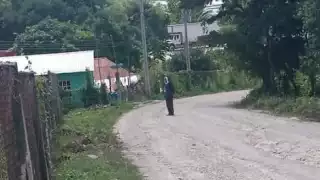 Un hombre sospechoso merodea cerca de la escuela primaria Benito Juárez en Centenario, Escárcega