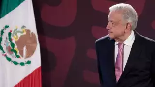 Presidente López Obrador defiende austeridad y critica altos ingresos en el Gobierno y los medios