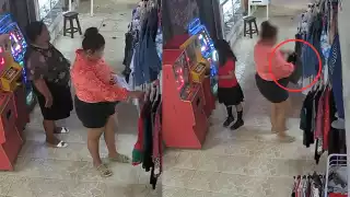 Exhiben a mujer robándose un suéter en mercado público de Escárcega: VIDEO