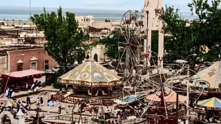 Juegos mecánicos de la Feria de San Román sobre el Paseo de los Héroes