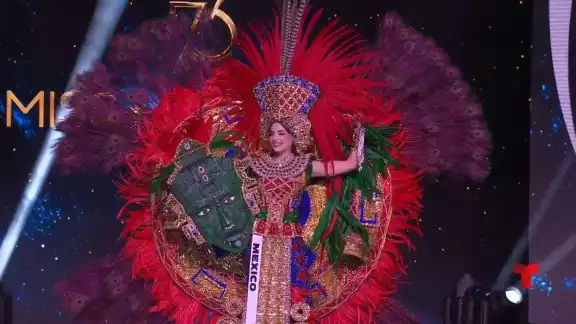 Maria Fernanda representó a México con un traje típico que lleva a las culturas indigenas Maria Fernanda representó a México con un traje típico que lleva a las culturas indigenas