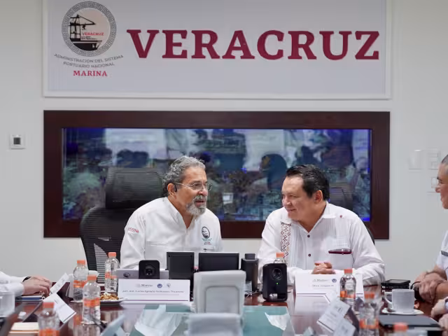El gobernador Joaquín Díaz Mena visitó la ASIPONA Veracruz, destacando su relevancia como el puerto más importante del Golfo de México