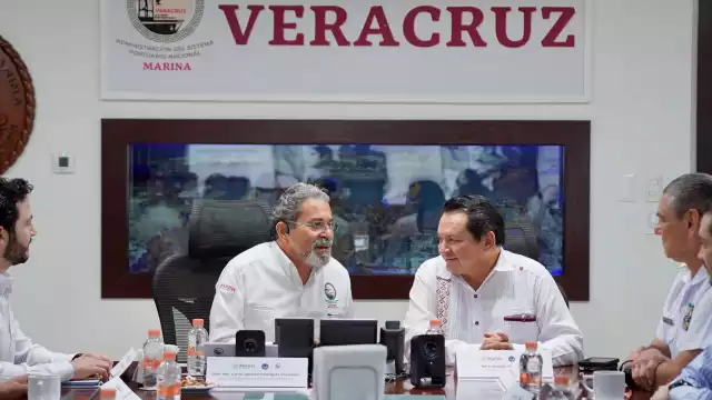El gobernador Joaquín Díaz Mena visitó la ASIPONA Veracruz, destacando su relevancia como el puerto más importante del Golfo de México