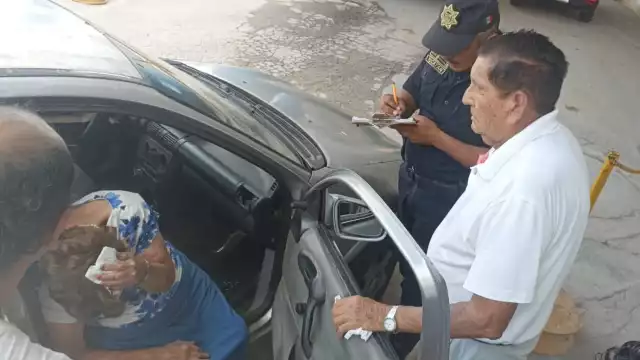 Ciudadanos que presenciaron el hecho la auxiliaron