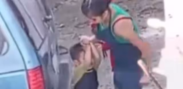 Un video dejó ver como esta mujer golpea con el puño cerrado a un niño