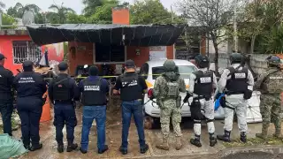 Cinco personas, armas y droga, fueron asegurados en distintos cateos realizados en Quintana Roo