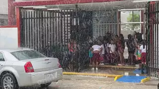 Fuerte lluvia sorprende a alumnos y padres de familia durante salidas escolares en Cancún  