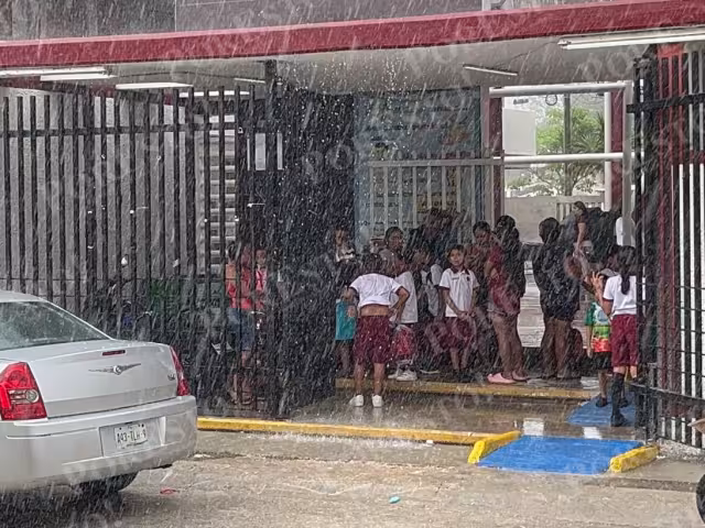 Estudiantes se refugiaron en la entrada de las escuelas esperando que finalizaran las lluvias