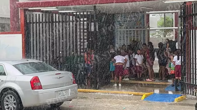 Estudiantes se refugiaron en la entrada de las escuelas esperando que finalizaran las lluvias