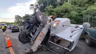 Tráiler de productos de limpieza sufre rapiña tras volcarse en José María Morelos