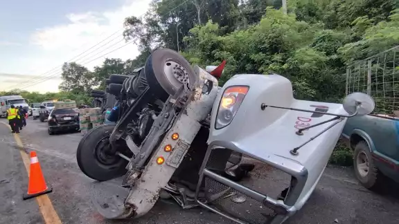 Debido a una mala maniobra, el conductor volcó el tráiler