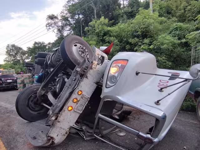 Debido a una mala maniobra, el conductor volcó el tráiler