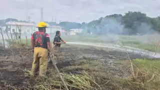 Incendio en la carretera Escárcega-Villahermosa afecta líneas eléctricas subterráneas
