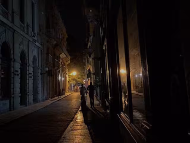 La falta de combustible y averías en tres unidades en las centrales termoeléctricas obligan a realizar apagones en la isla