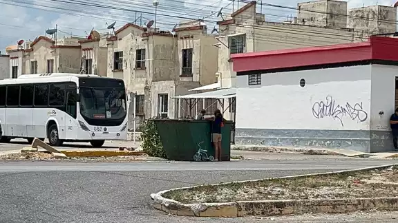 Para el pequeño de la familia es una diversión entrar en los depósitos y revisar si hay algo reciclable