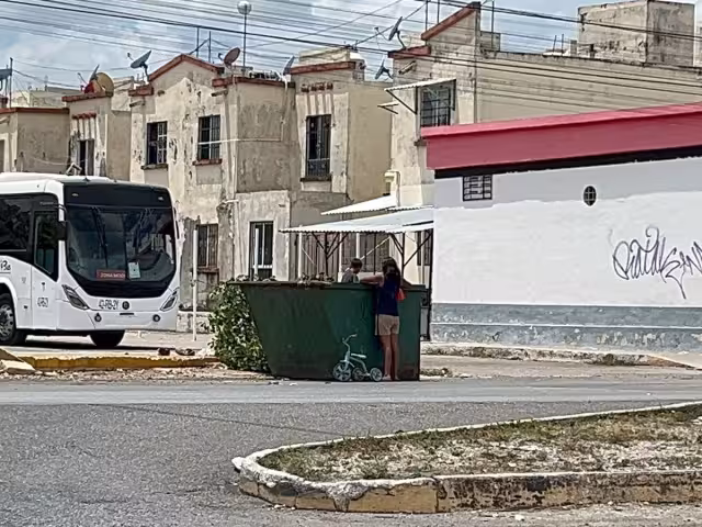 Para el pequeño de la familia es una diversión entrar en los depósitos y revisar si hay algo reciclable