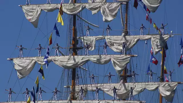 Los marinos arriba del mástil del buque Cuauhtémoc