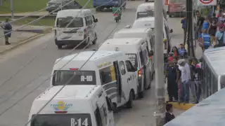 “Queremos más camiones": Cancunenses exigen el retiro de combis por deterioro de unidades y mal servicio