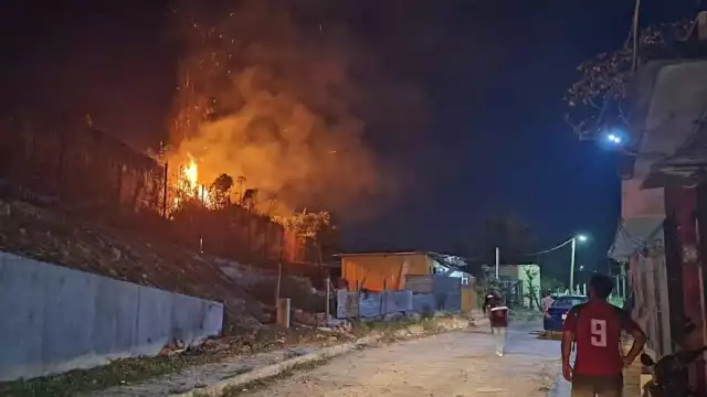 Incendio nocturno en Campeche pone en riesgo viviendas cercanas a vías férreas