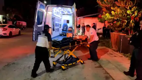 La víctima del ataque tuvo que ser trasladada al hospital.