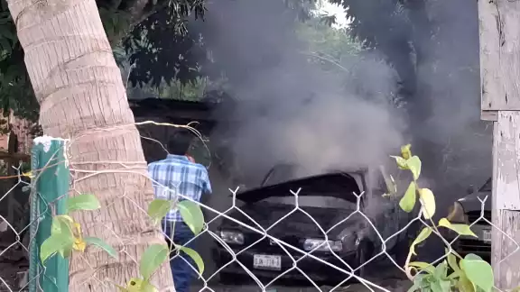 Un corto circuito por el mal estado de la instalación de los cables causó un incendio que consumió un automóvil
