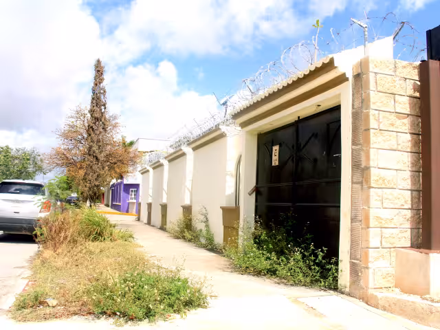 Debido a los altos índices de criminalidad, en cualquier Supermanzana, es cada vez más común ver casas “blindadas”, con cercas eléctricas o de púas