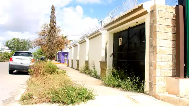 Debido a los altos índices de criminalidad, en cualquier Supermanzana, es cada vez más común ver casas “blindadas”, con cercas eléctricas o de púas