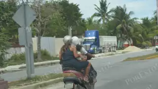 Niños en motocicletas sobrecargadas; una práctica peligrosa y frecuente en Cozumel 