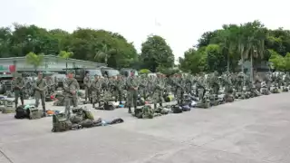 Soldados de la SEDENA son desplegados en Apatzingán para combatir la extorsión.