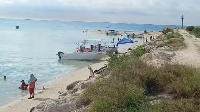 Decenas de visitantes han hecho caso omiso a las indicaciones de las autoridades