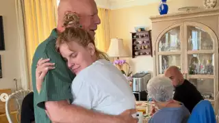 Hija de Bruce Willis defiende fotografías compartidas en redes junto a su padre