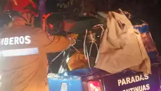 Mototaxista y pasajero quedan prensados tras chocar  contra volquete en Playa del Carmen