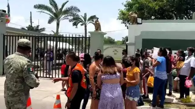 Familiares de los elementos castrenses esperaban su llegada afuera de la zona militar.