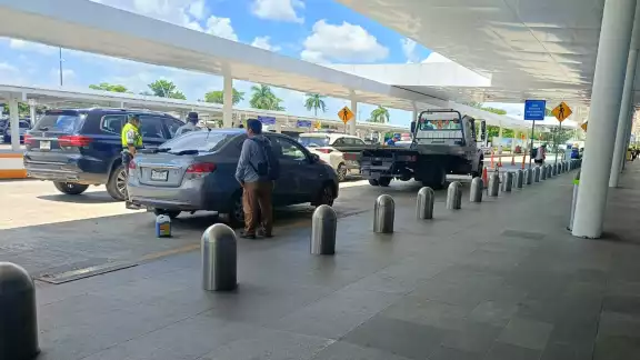 Después de levantar y entregar la tarjeta de infracción, el vehículo fue remolcado y transportado al resguardo de la Guardia Nacional Después de levantar y entregar la tarjeta de infracción, el vehículo fue remolcado y transportado al resguardo de la Guardia Nacional