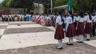 Ingreso escolar "por los cielos"; padres de familia en Sabancuy piden que no les cobren  certificado médico 