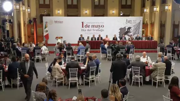 El evento reúne a dirigentes sindicales, representantes de organismos empresariales y miembros del gabinete federal