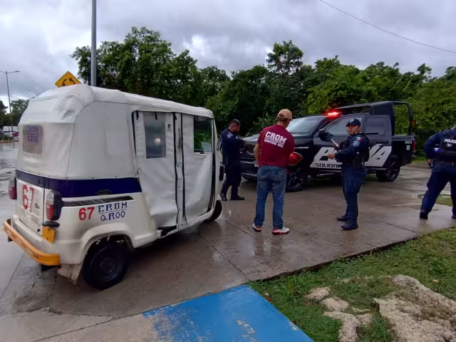 Chofer de mototaxi choca contra patrulla de la Policía Municipal en Playa del Carmen
