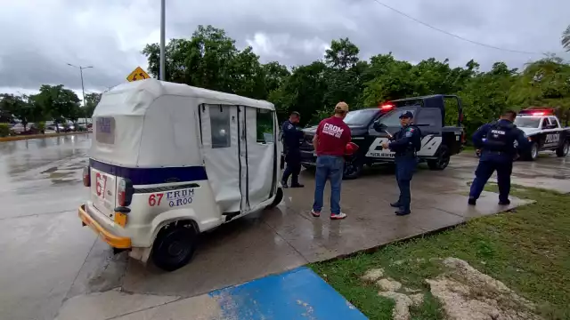 Chofer de mototaxi choca contra patrulla de la Policía Municipal en Playa del Carmen