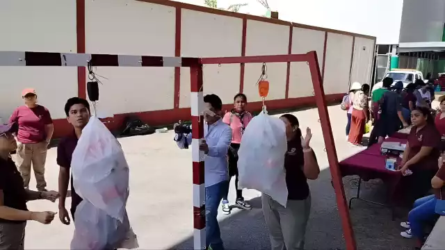 Intercambian PET por productos básicos en Eco Feria Balam