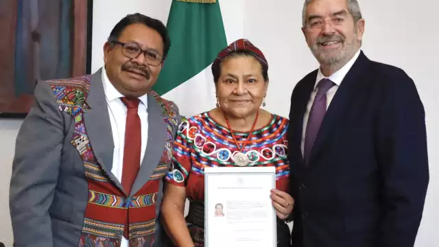 El premio Nobel Rigoberta Menchú se naturaliza mexicana; los lazos mayas ya la unían a México.