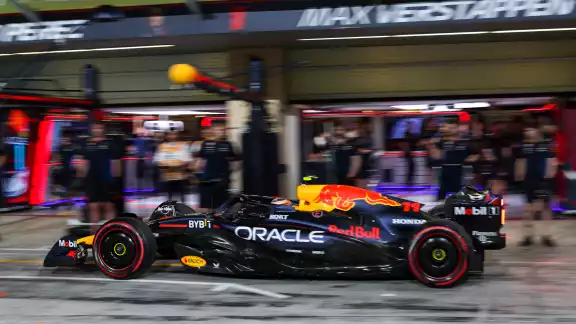 Solo dos vueltas duró Checo en la última carrera del 2024 Solo dos vueltas duró Checo en la última carrera del 2024