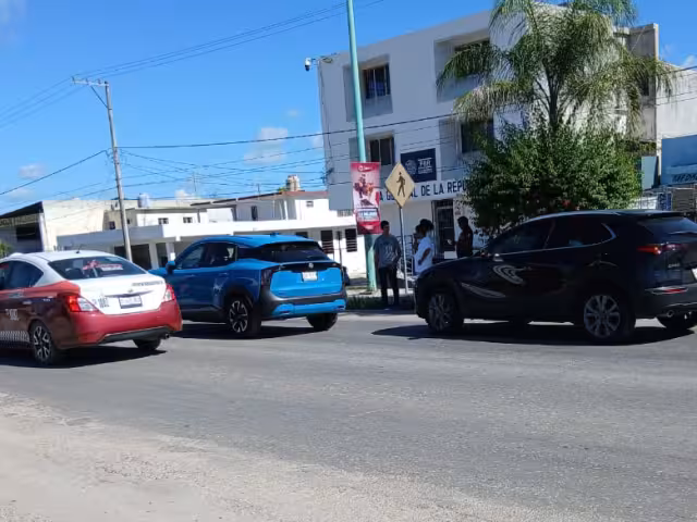Choque por alcance entre Mazda negra y Nissan azul en Escárcega.
