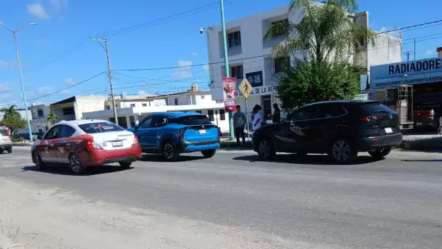 Choque por alcance entre Mazda negra y Nissan azul en Escárcega.