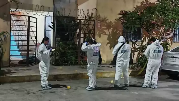 Servicios Periciales reúne pruebas tras el ataque en Cancún Servicios Periciales reúne pruebas tras el ataque en Cancún