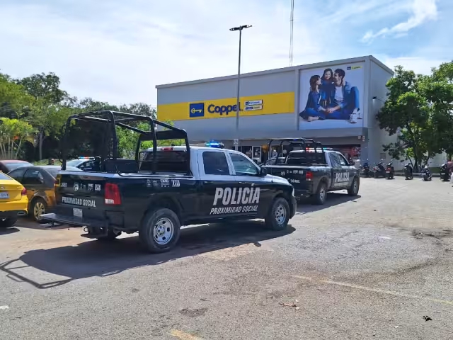 Elementos de la Policía Municipal acudieron al estacionamiento de una tienda en donde se encontraba la víctima