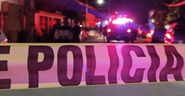 La cancha de futbol fue acordonada por policías en Cancún