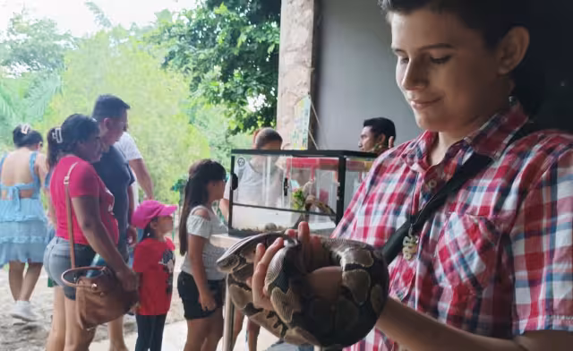 Lo más representativo fue la exposición e interacción de los asistentes con serpientes, conociendo un poco más de sus características morfológicas