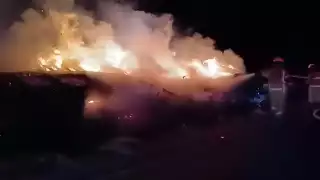 Tráiler se incendia en la autopista a Campeche y paraliza el tráfico por horas